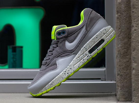 Nike Wmns Air Max 1 Grey Volt 2