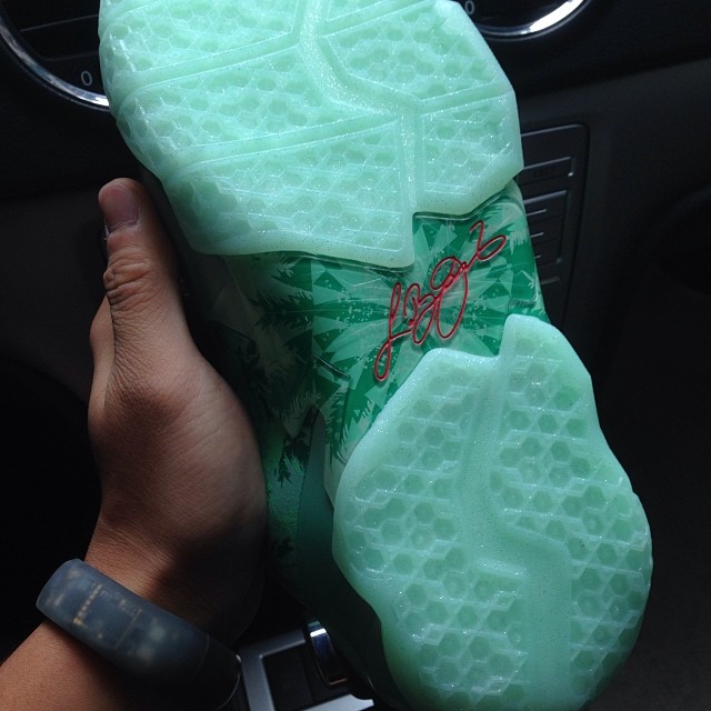 Lebron 11 Christmas Comparison 01