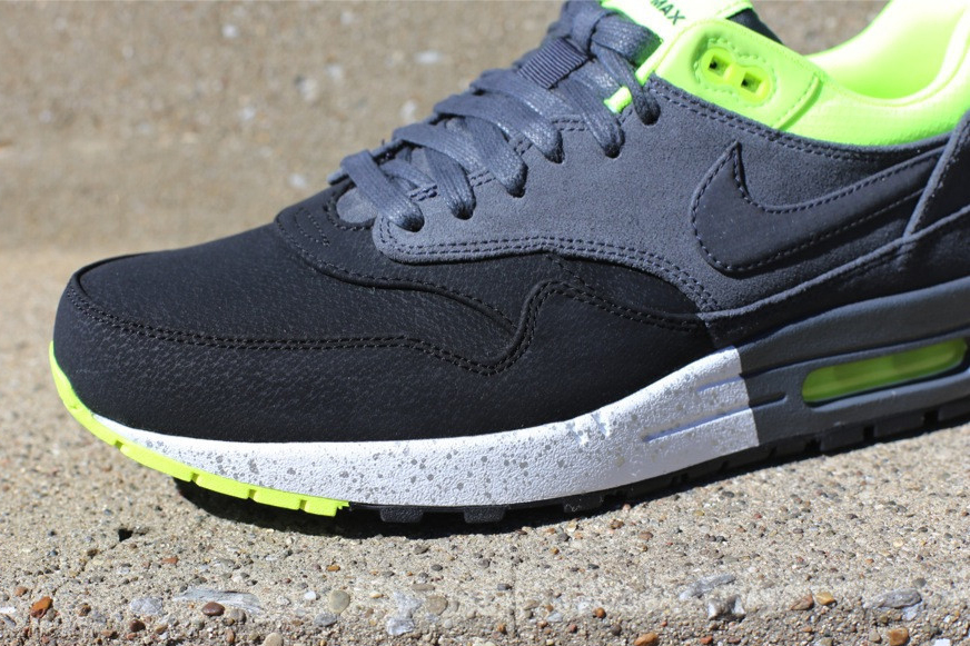 Nike Air Max 1 Anthracite Black Volt 1