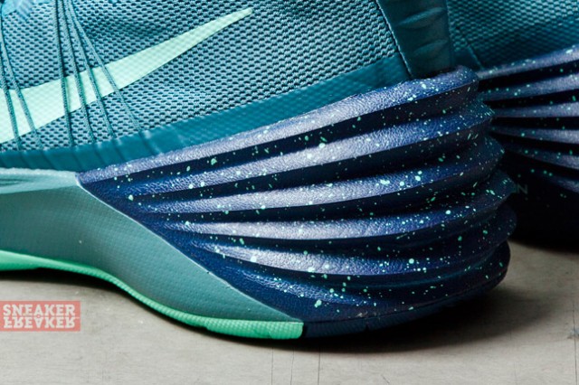 Nike Hyperdunk 2013 Mineral Teal Atomic Pink 02