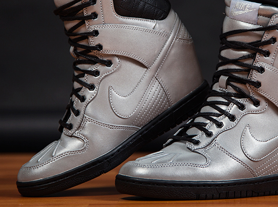 Nike WMNS Dunk Sky Hi SneakerBoot PRM “Reflective Silver”