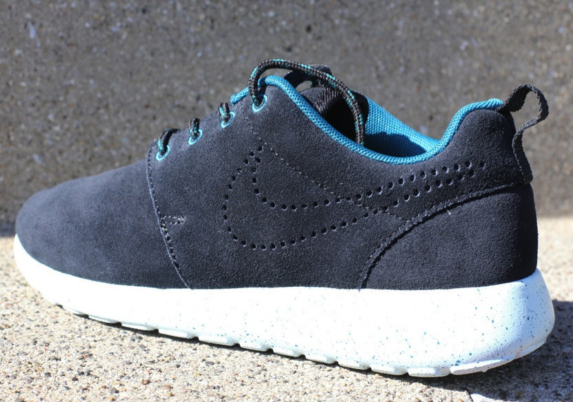 Nike Wmns Roshe Run Suede Black Dark Sea 1