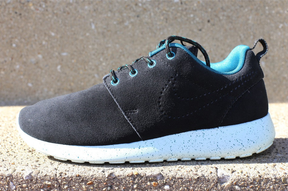 Nike Wmns Roshe Run Suede Black Dark Sea 3