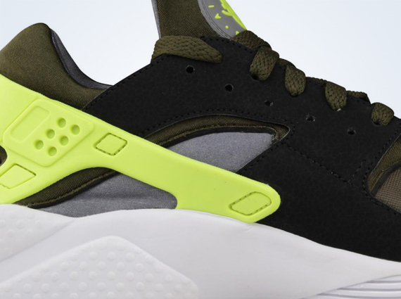 Nike Air Huarache – Dark Loden – Volt