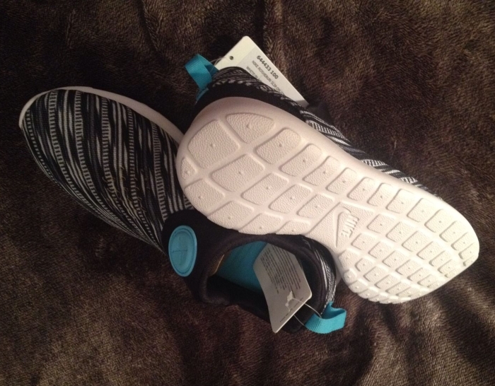 Nike Roshe Run Slip On Black White 01