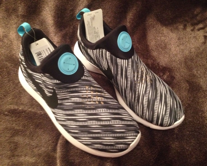 Nike Roshe Run Slip On Black White 03