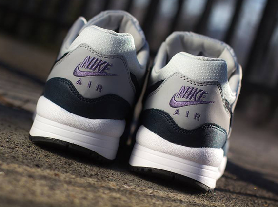 Nike Air Max Light Essential - Light Base Grey - Dark Obsidian - Wolf Grey