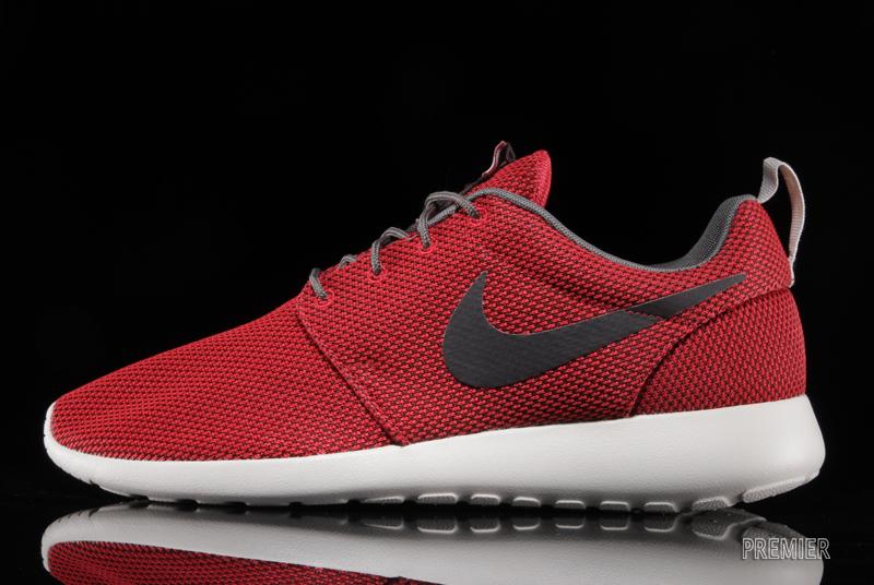 Nike Roshe Run Red Velvet Brown 01