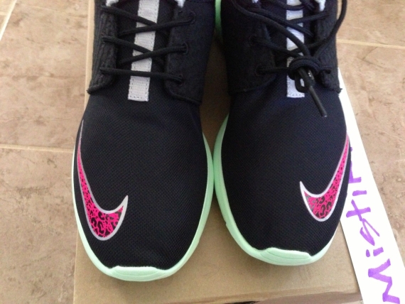 New Nike Roshe One FB Yeezy 2013 Size 11 Rare Authentic Black Trainer  Runner Low