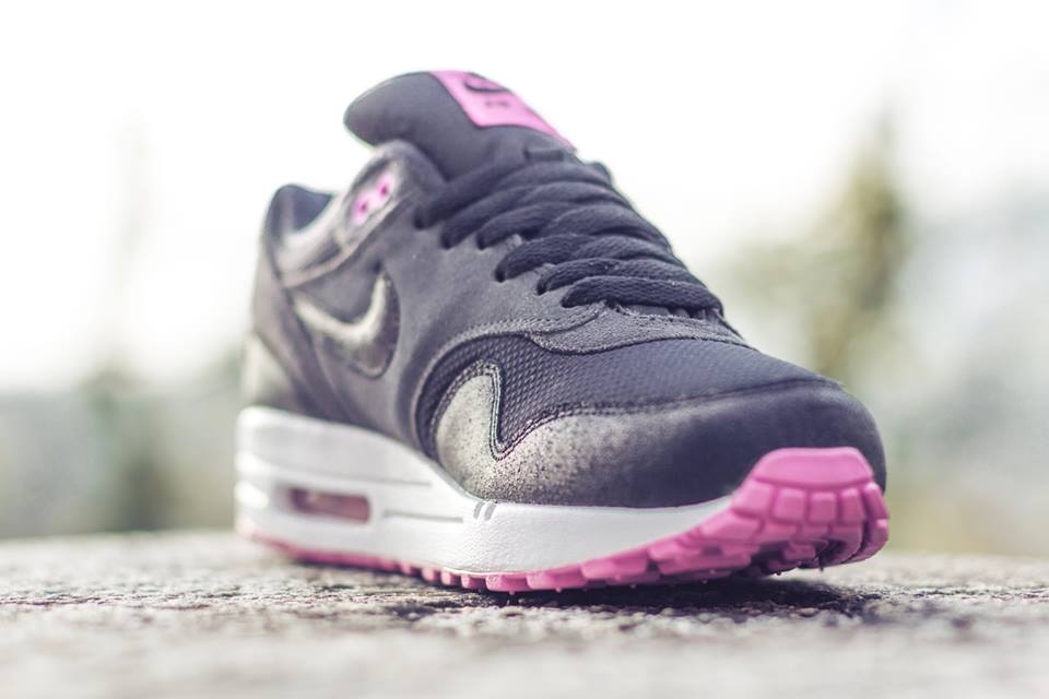 Nike Wmns Air Max 1 Anthracite Black Red Violet 02