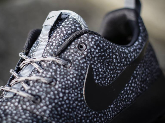 Nike Wmns Roshe Run Black Grey Volt 1