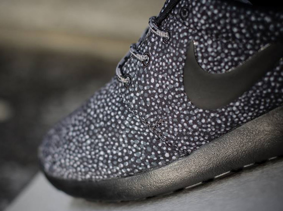 Nike Wmns Roshe Run Black Grey Volt 5