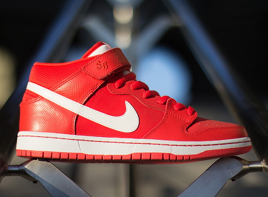 Nike SB Dunk Mid "Crimson"