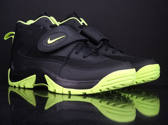 Nike Air Mission – Black – Volt