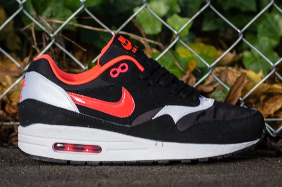 Nike Wmns Air Max 1 Black Laser Crimson White 01