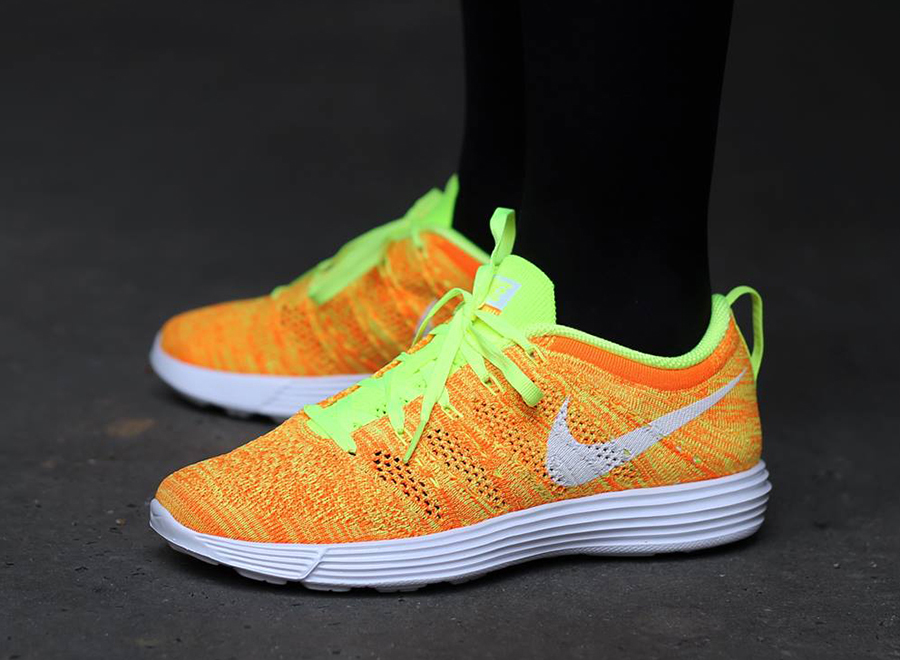 Nike Wmns Flyknit Trainer 02