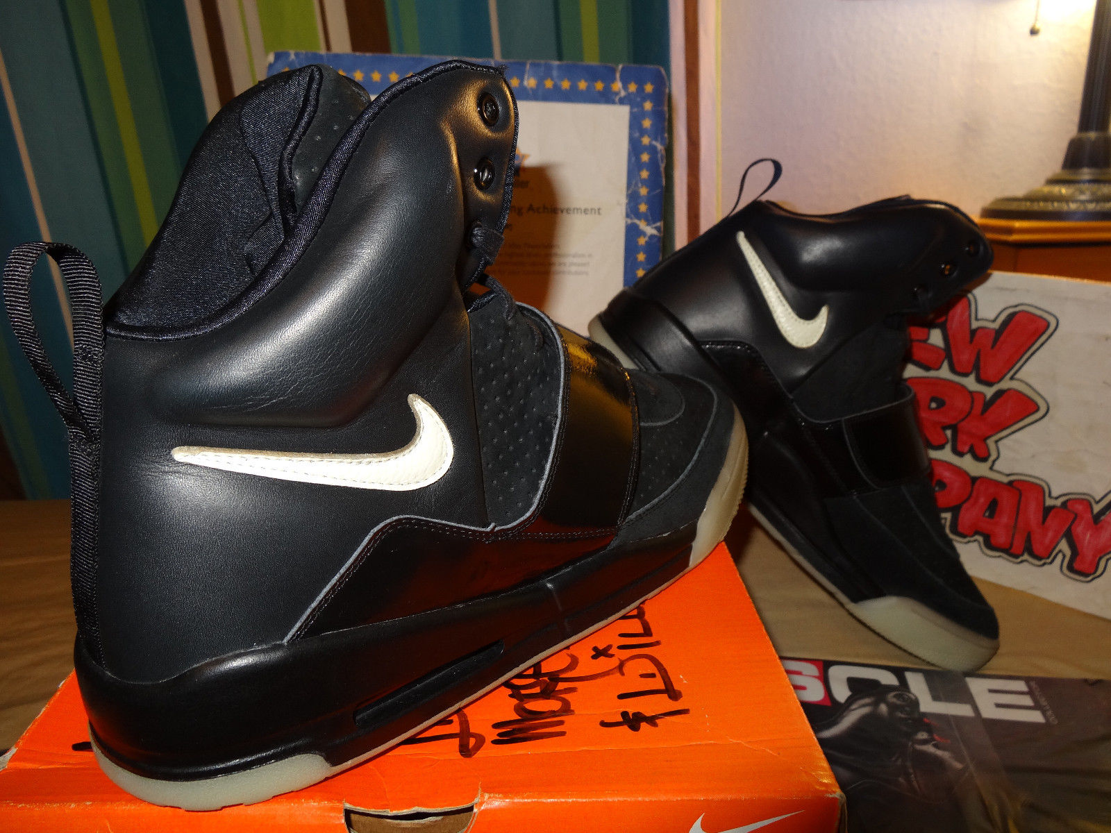 Nike yeezy hotsell black glow sample