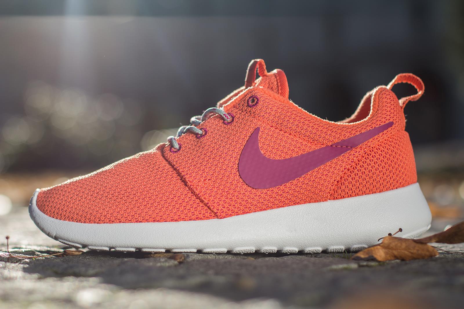 Nike WMNS Roshe Run - Turf Orange - Bright Magenta - Sea Spray
