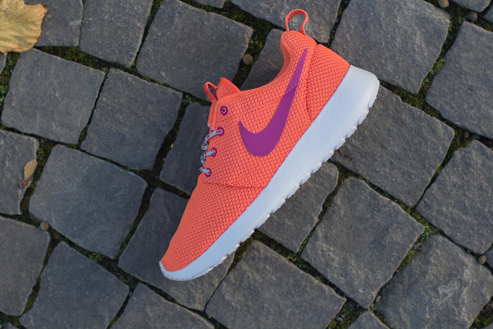 Nike Wmns Roshe Run Turf Orange Bright Magenta Sea Spray 02