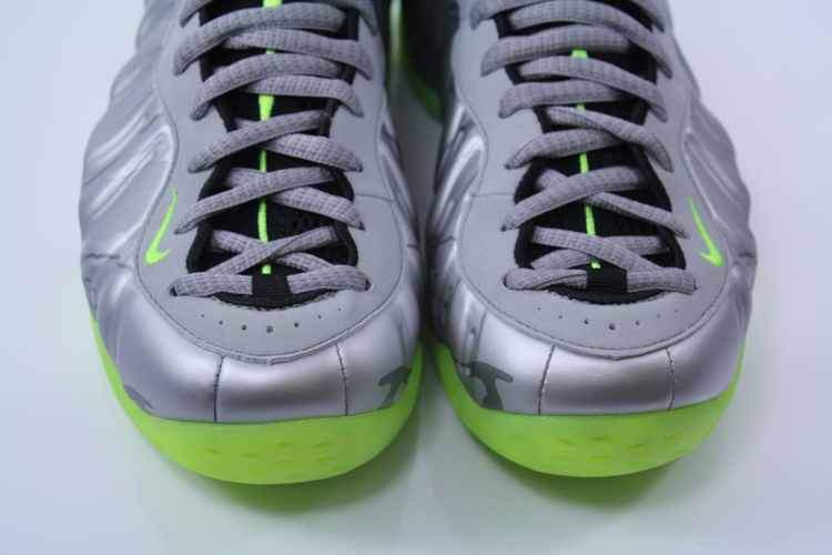 Foamposite One Metallic Silver Volt 01