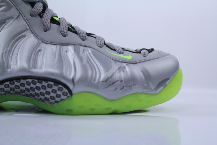 Foamposite One Metallic Silver Volt 04