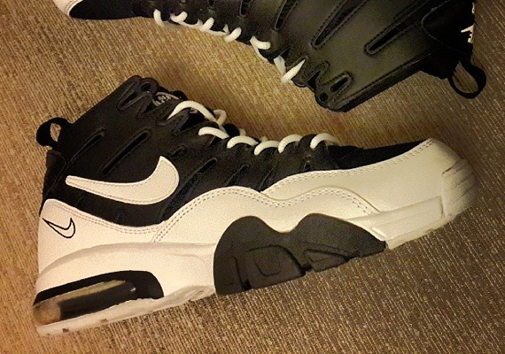 black and white nike air max trainers
