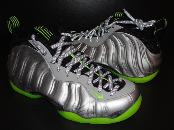 foamposite one silver