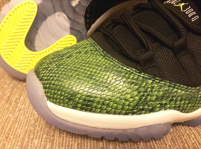 Air Jordan 11 Low Retro Green Snake 04
