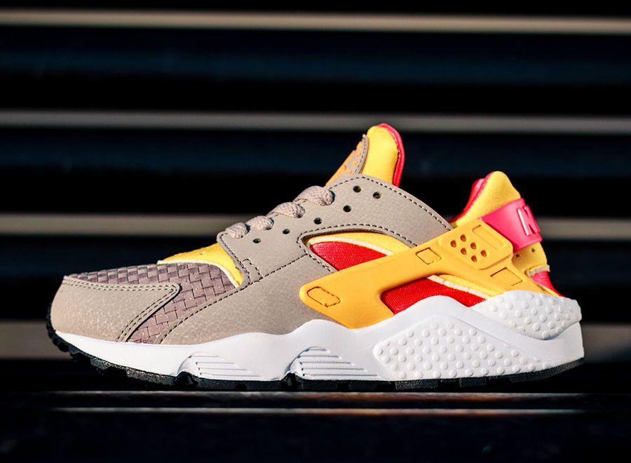 Nike huarache hotsell black atomic mango