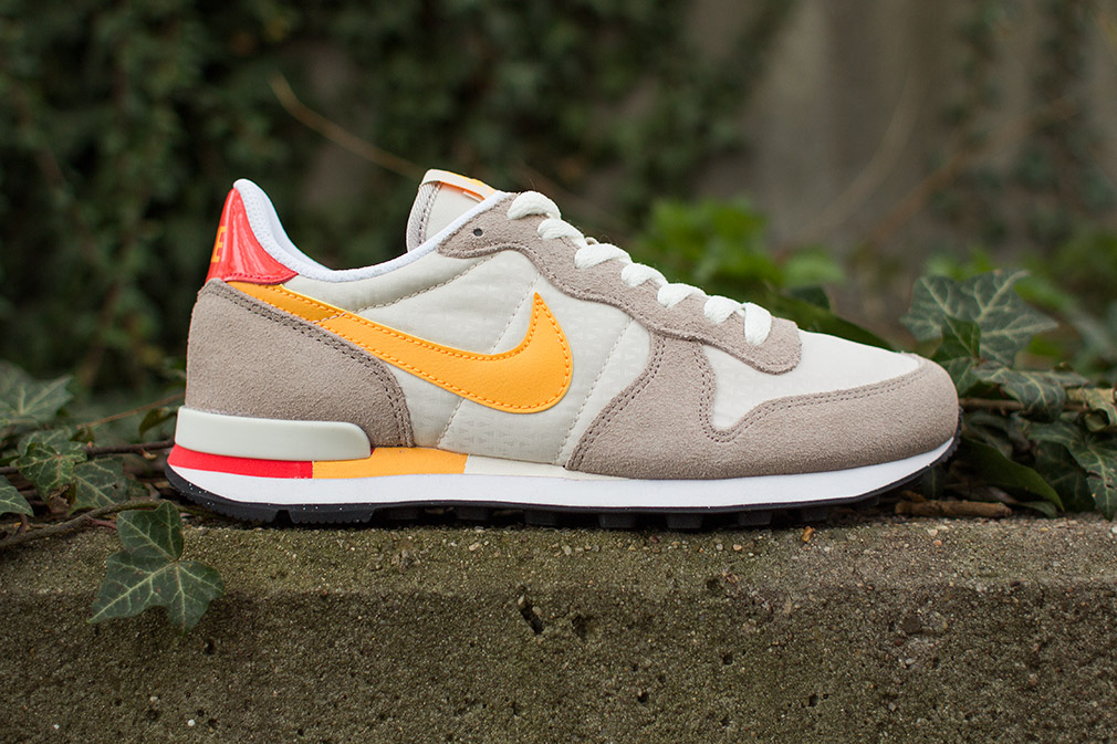 Nike Wmns Internationalis Beige Orange Red 02