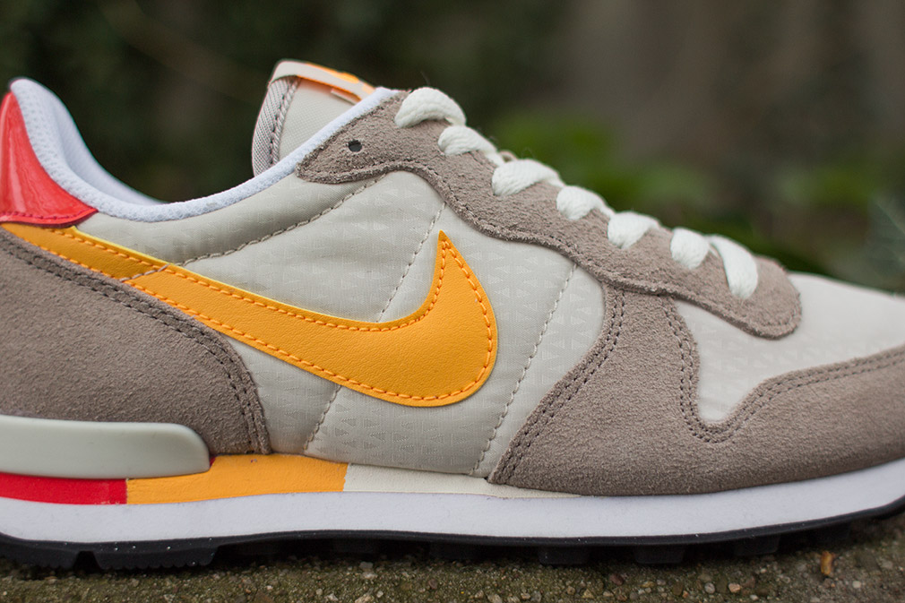 Nike Wmns Internationalis Beige Orange Red 03