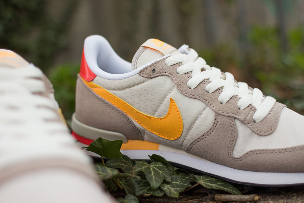 Nike Wmns Internationalis Beige Orange Red 05