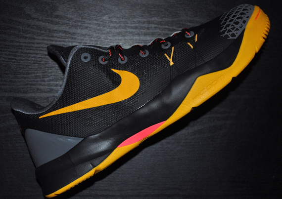 Nike Zoom Kobe Venomenon IV - Black - University Gold - Laser Crimson - Dark Grey