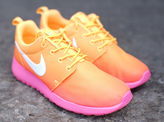 Nike Roshe Run Atomic Mango Pink Glow 1