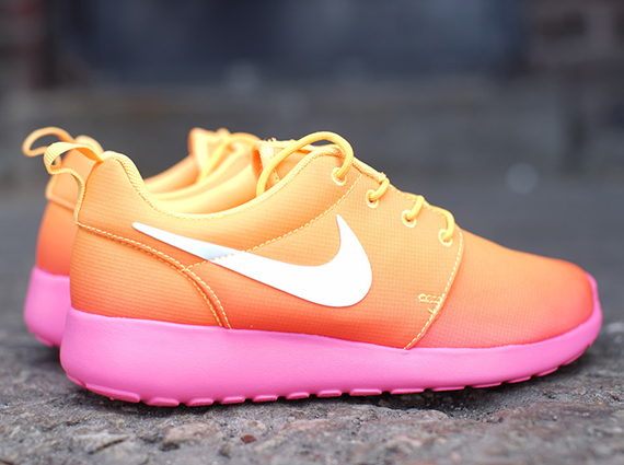Nike Womens Roshe Run – Atomic Mango – Pink Glow