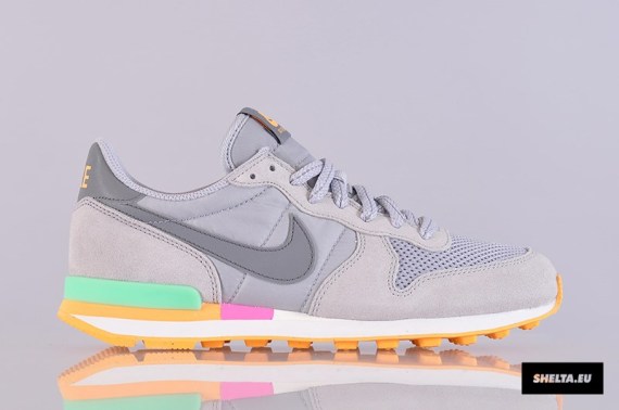 Nike Wmns Internationalist Grey Lucid Green Mango 02