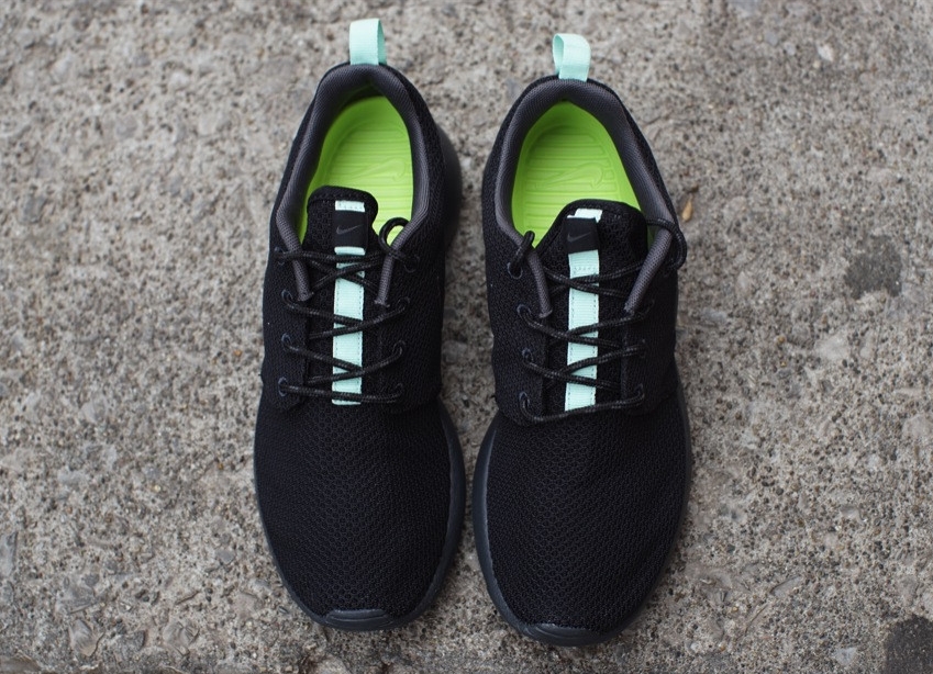 Nike Womens Roshe Run Black Arctic Green 01