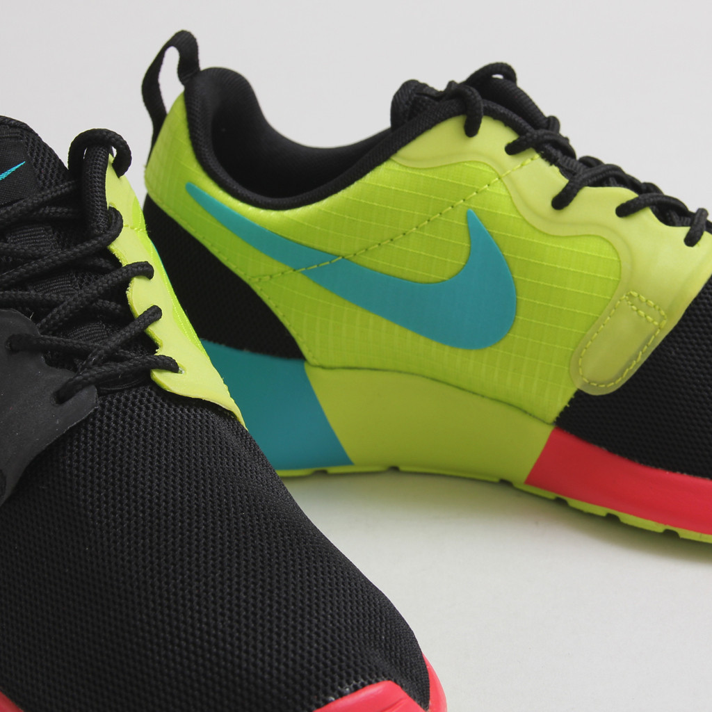 Nike Womens Roshe Run Hyperfuse Black Turbo Green 01
