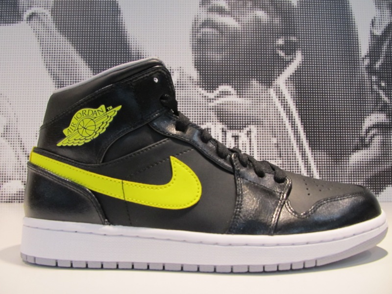 Air Jordan 1 Mid Black Venom Green 02