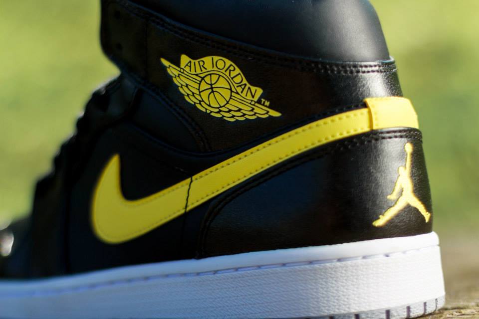 Air Jordan 1 Mid Black Vibrant Yellow 05