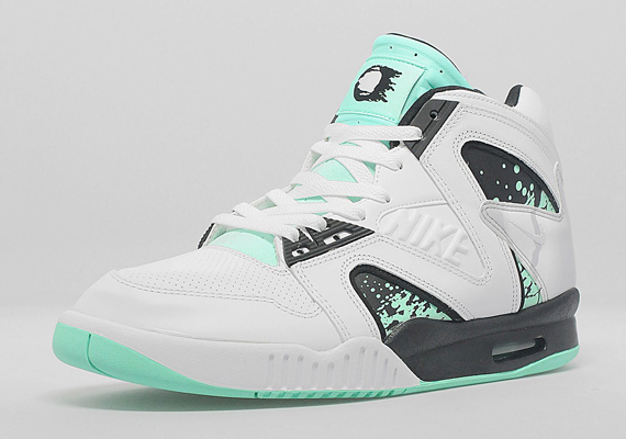 Nike Air Tech Challenge Hybrid “Green Glow” – Available in Europe