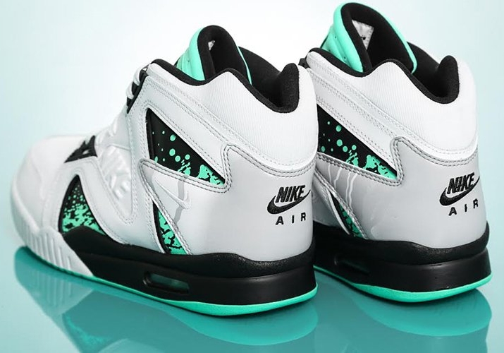 Nike Air Tech Challenge Hybrid Green Glow 01