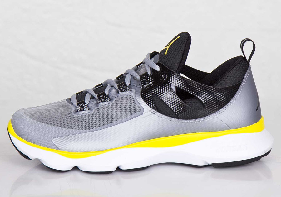 Jordan Flight Runner Wolf Grey Vibrant Yellow 02