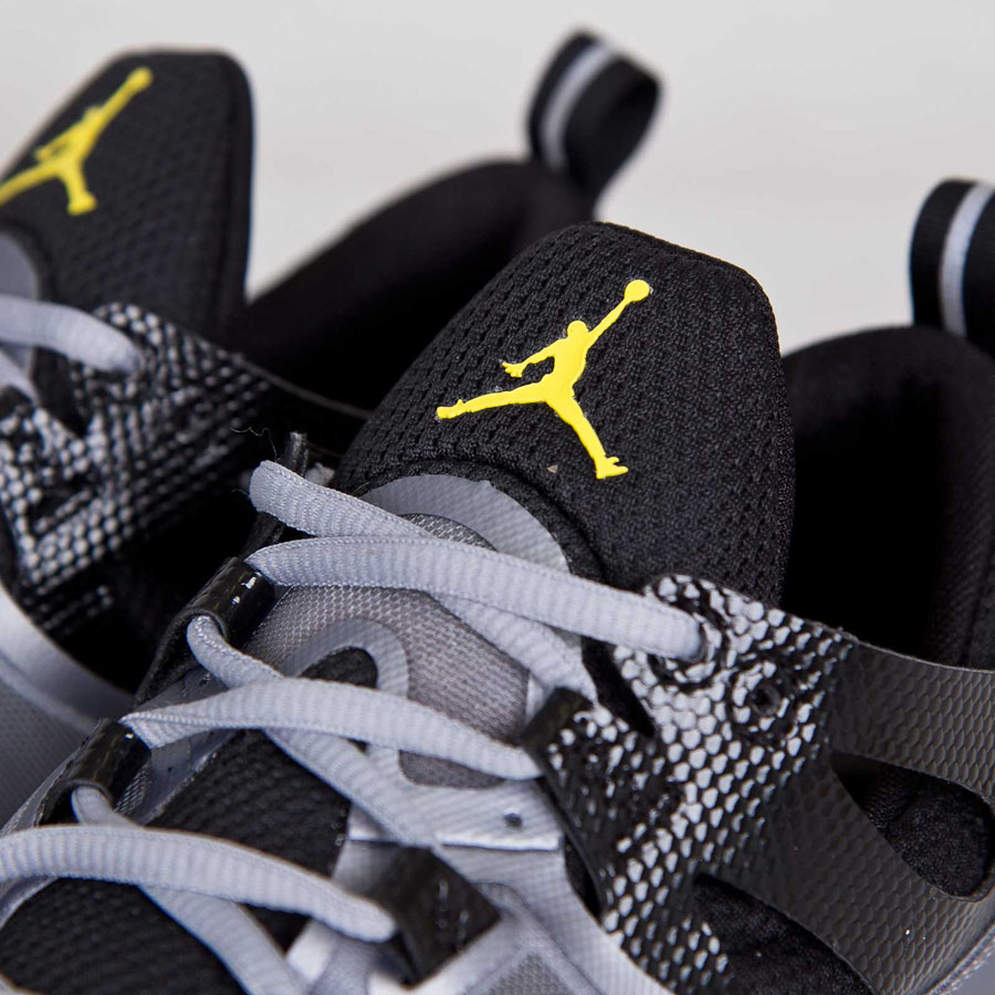 Jordan Flight Runner Wolf Grey Vibrant Yellow 05