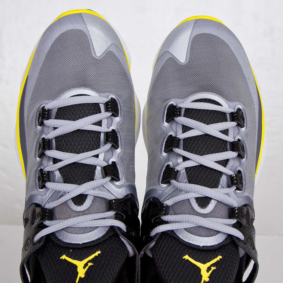 Jordan Flight Runner Wolf Grey Vibrant Yellow 07