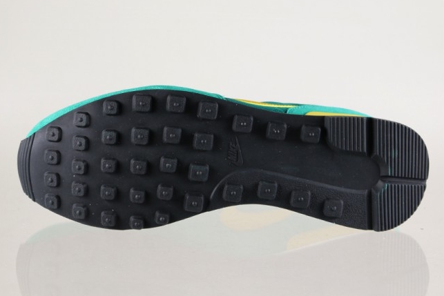 Nike Internationalist Mystic Green Gold Leaf 01