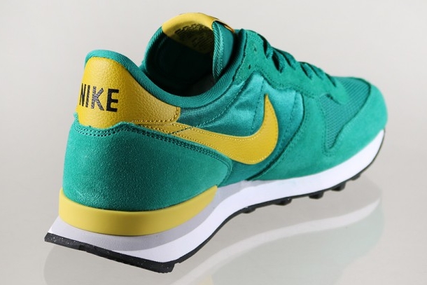 Nike Internationalist Mystic Green Gold Leaf 02