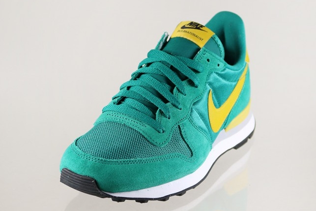 Nike Internationalist Mystic Green Gold Leaf 03