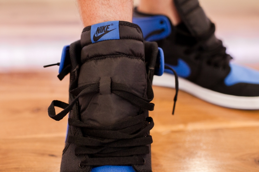 Белая футболка с вышитым логотипом Nike Jordan Jumpman Ko Black Blue On Feet 04