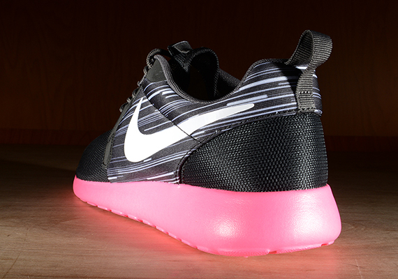 Nike Roshe Run Hyp Black Challenge Pink 1